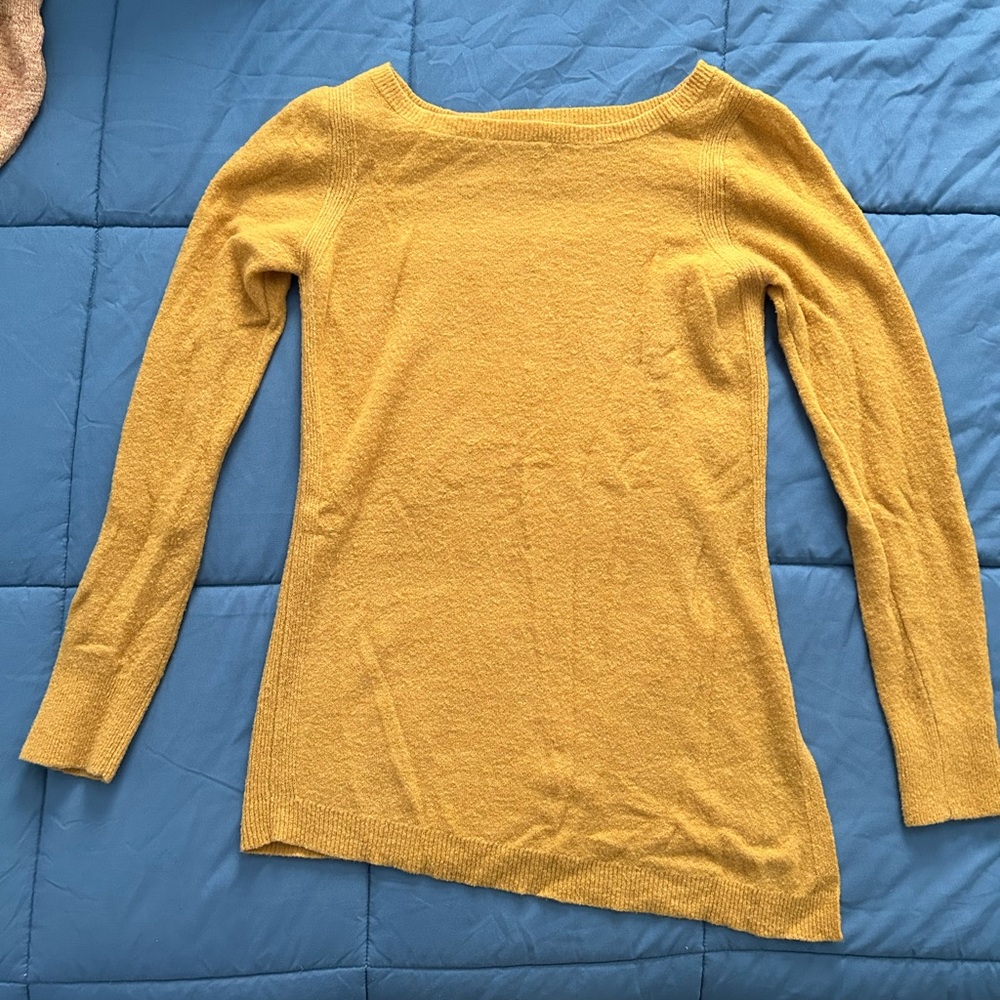 Long asymmetrical yellow sweater.